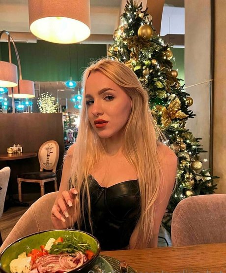 eveline hot hd actress image