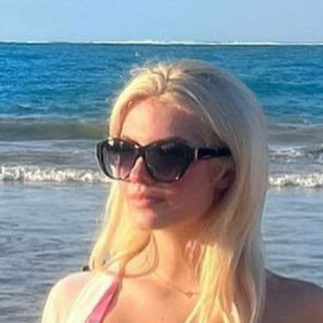 Hannah White model pic