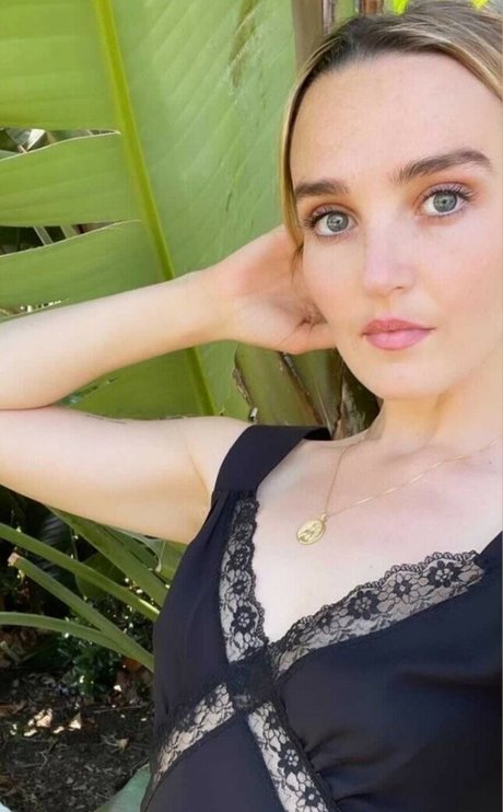 Chloe Fineman beautiful actress img