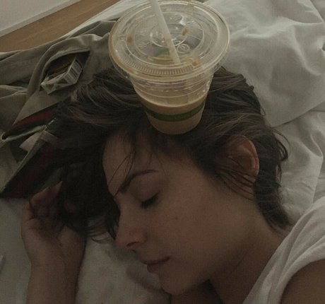 Willa Holland pretty star img