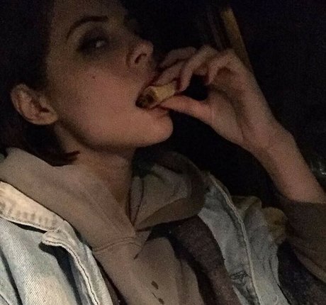 Willa Holland hot model pic