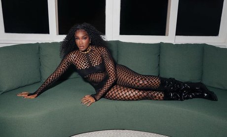 Izza Cantora art model pictures