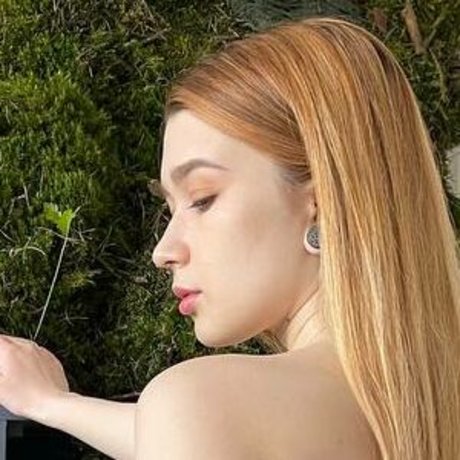 Friderayk exclusive model image