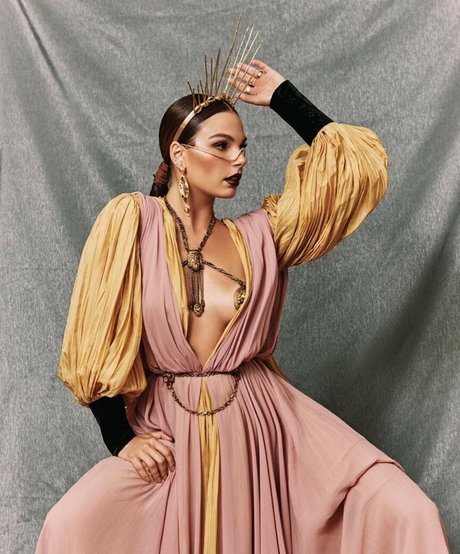 Isis Valverde sexy star gallery