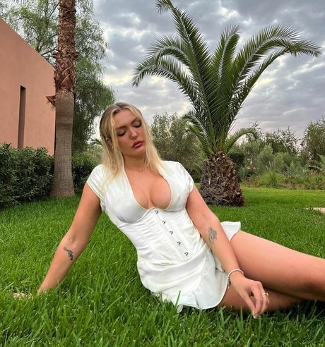 MillieT25 naked pornstar img