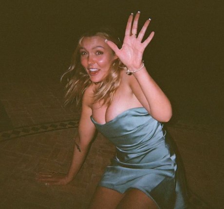 MillieT25 naked model photos