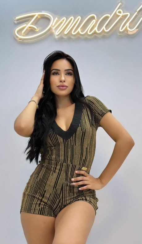 Larissa Nunes adult model picture