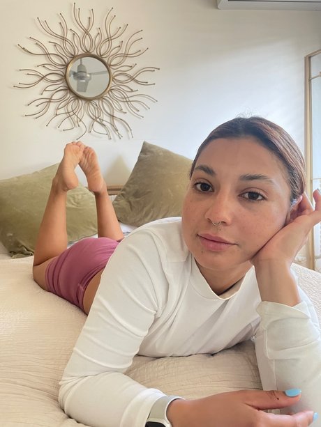 Legs on Lola high quality actress photos