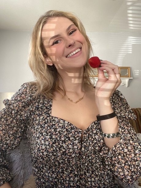 luna mika model free image