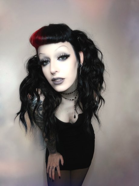 Lisa Loveless model top archive