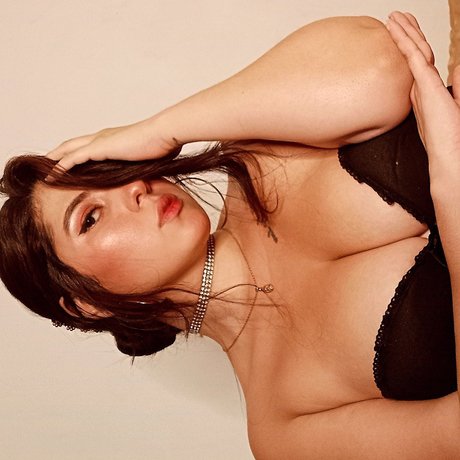 LilyAldridge23 beautiful star pic