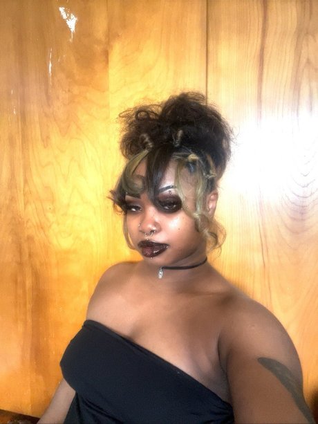 Lilio beautiful model img