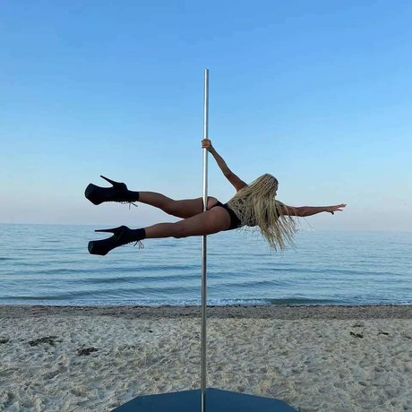 Long Legs model sex pic