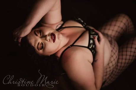 Lizzee Burns hot actress images