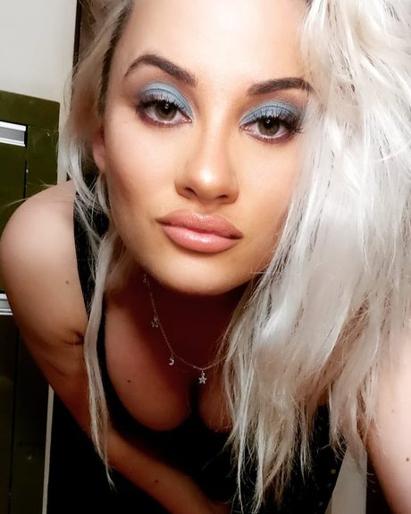 Lusy vip model adult image