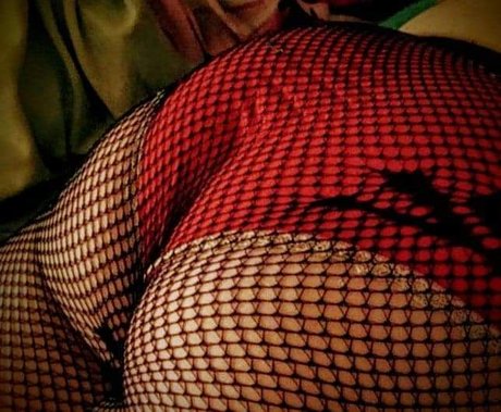 Luring seductress model picture