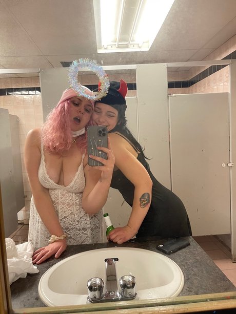 Manic Pixies star pornographic photos