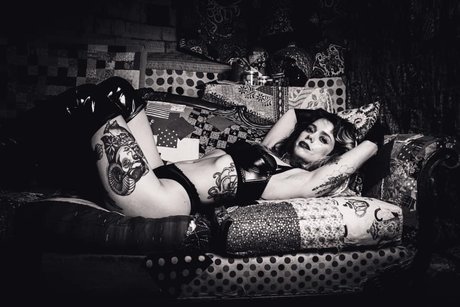 Mamma Creeper nude model pic