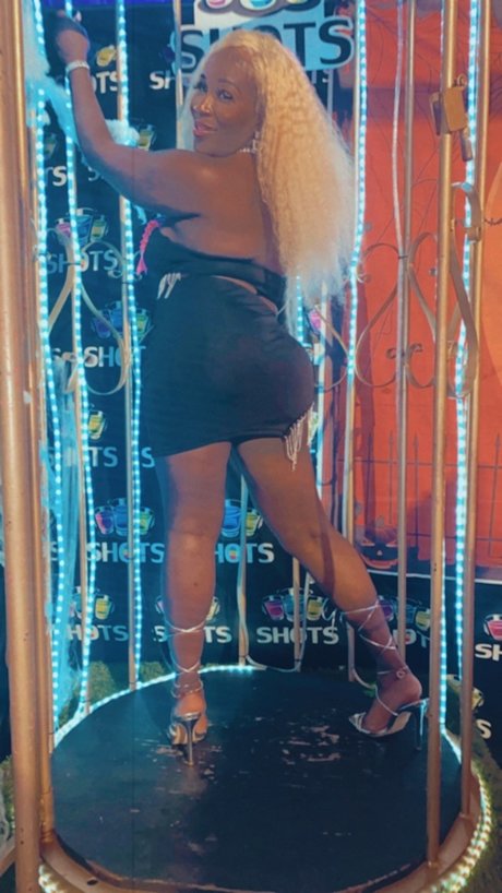 Mzj_ porn model image