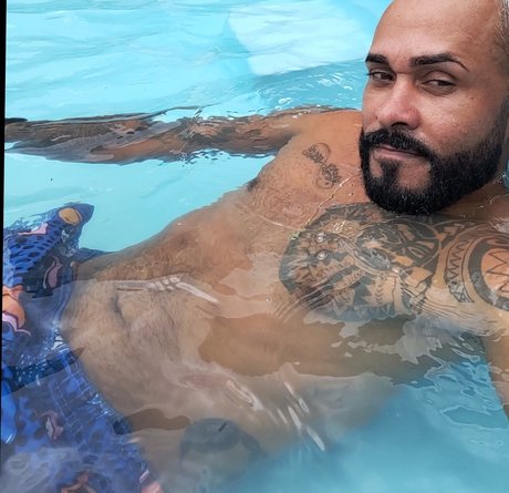 MaxPutoKarioca hot model photo