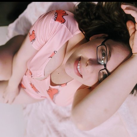 MomNextDoorVIP model best picture