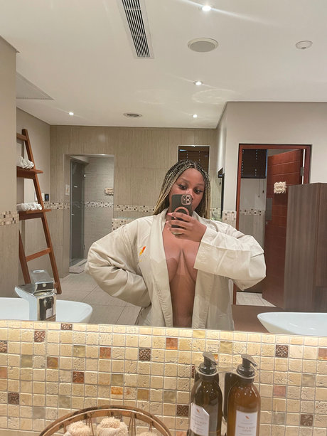 MrsWhite model pornographic gallery