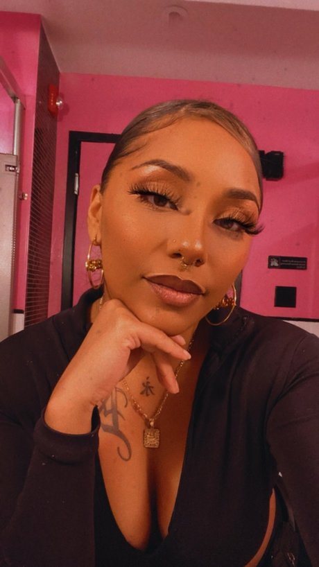 ScorpioNextDoor star naked photos