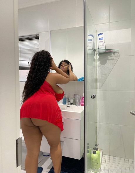 Kim Tiddies pornstar exclusive pictures