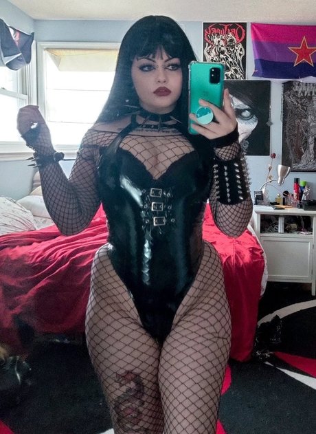 Girlbossnian pornstar naked picture