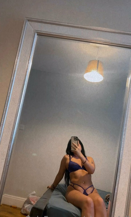 secretamber2 model photo