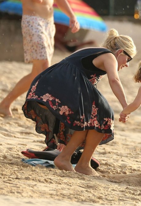 Holly Willoughby art star img