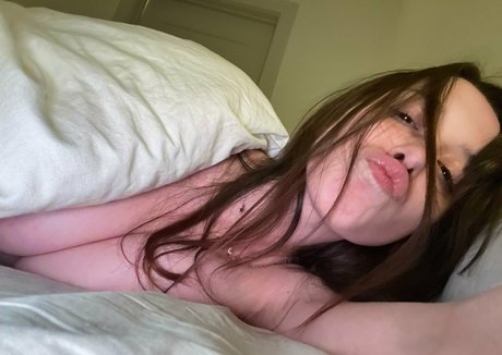 Emiyuh nude model image