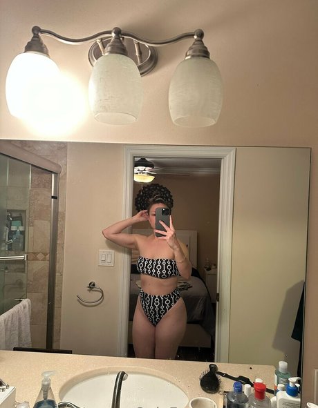 Alexis Rodriguez pretty model images