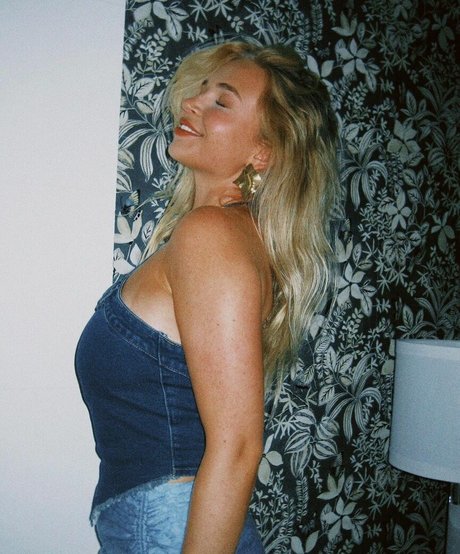 Sophia Armata erotic model picture