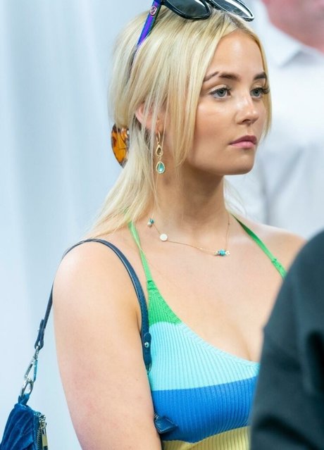 Amelia Eve Gibson model exclusive image