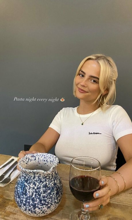 Amelia Eve Gibson sexy actress galleries