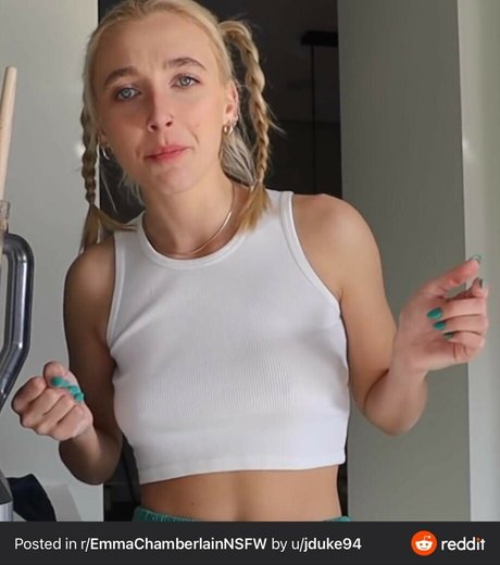 Emma Chamberlain hot star img