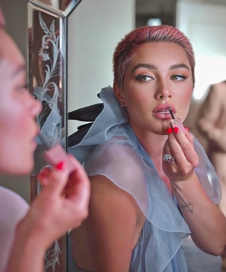 Florence Pugh model sexy img