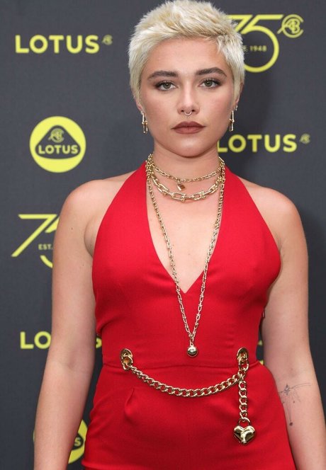 Florence Pugh pretty actress pics