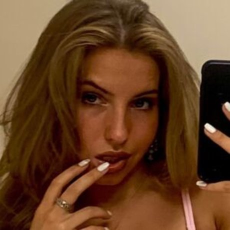 Lelainaperezz star erotic pic