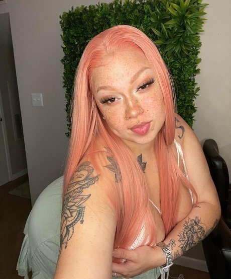 AHintOfRed nice model gallery