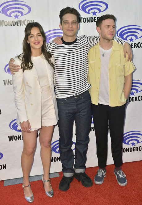 Elizabeth Henstridge hot star picture