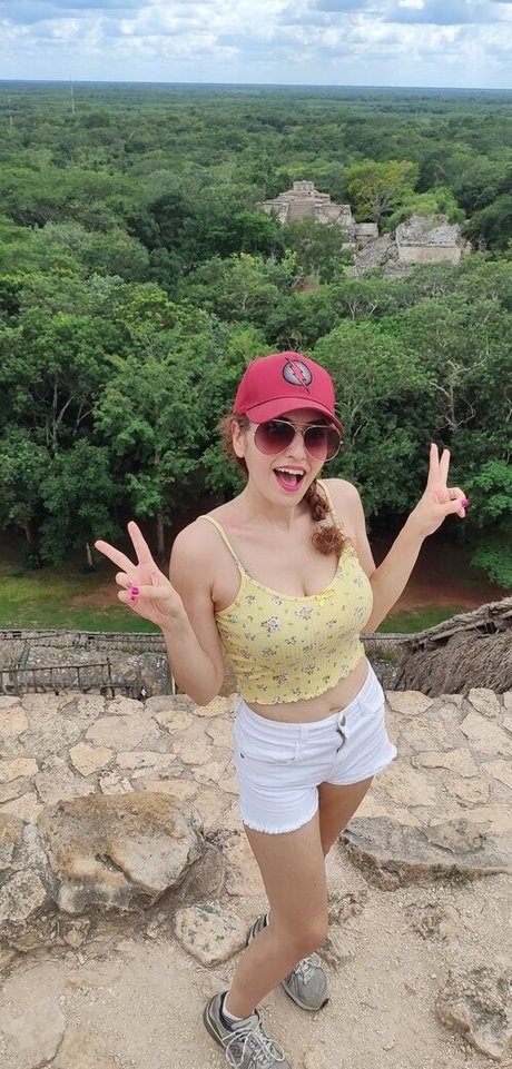 Nina Infinity model beautiful images