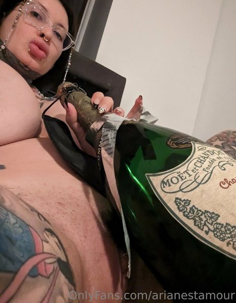 arianestamour model naked pics