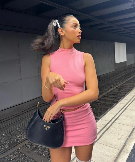 Wolfiecindy beautiful model photo