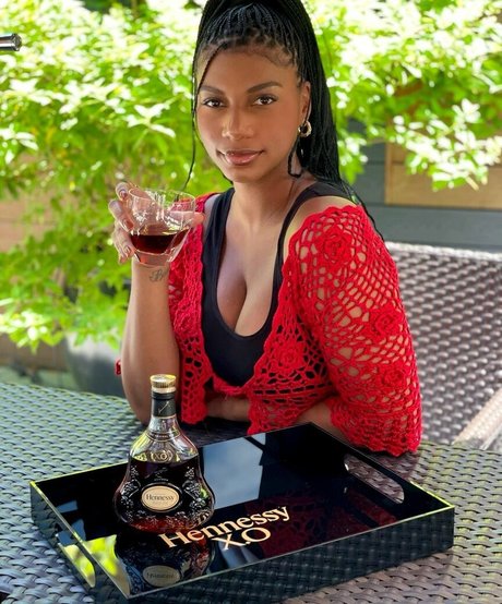 Taylor Rooks beautiful model img