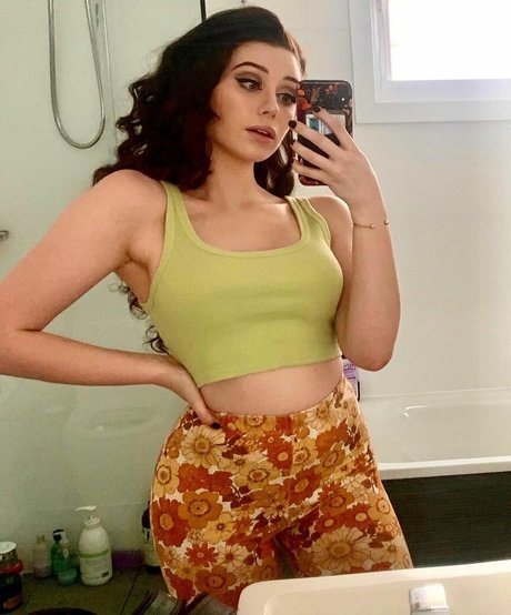 LivBev model naked photos