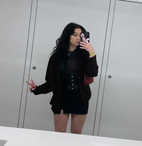 LivBev model naked img