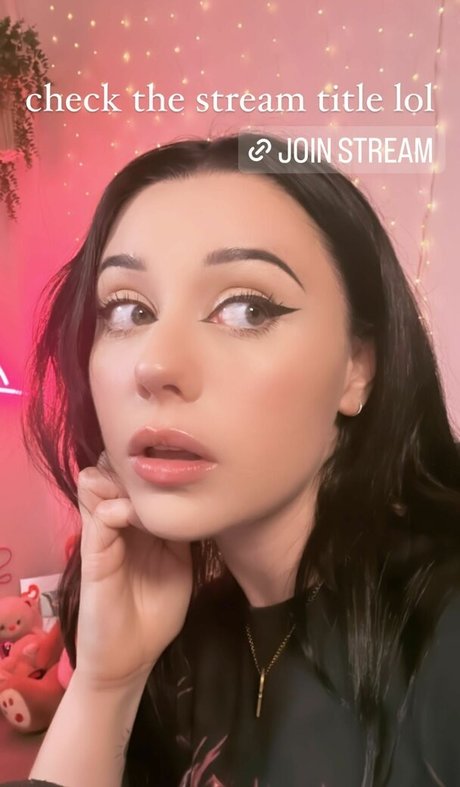 LivBev model naked galleries