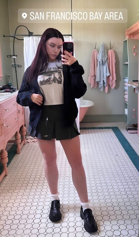 LivBev erotic actress pictures